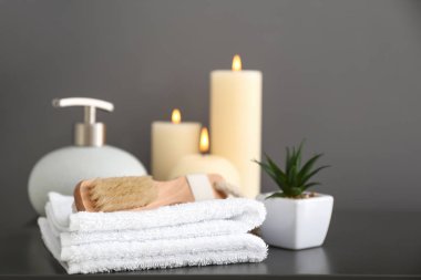 Karanlık masada banyo aksesuarları