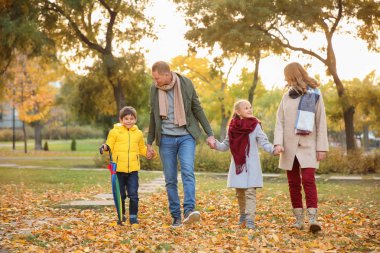Sonbahar parkında mutlu bir aile
