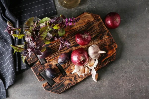 Verse Groenten Met Pruimen Grijze Tafel — Stockfoto