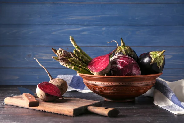어두운 테이블에 신선한 야채와 — 스톡 사진