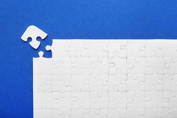 Parça Renk Arka Plan Üzerinde Beyaz Jigsaw Puzzle — Stok fotoğraf