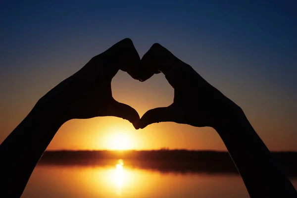 Mulher Fazendo Coração Com Mãos Pôr Sol Livre — Fotografia de Stock