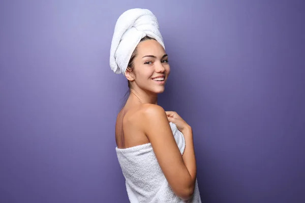 Piękna Młoda Kobieta Zawinięty Ręcznik Kolor Tła — Zdjęcie stockowe