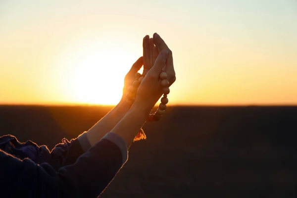 Junge Muslimische Frau Betet Bei Sonnenaufgang Freien Mit Perlen — Stockfoto