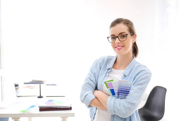 Schöne Junge Designerin Mit Farbpalette Büro — Stockfoto