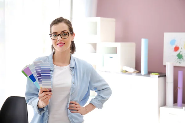 Hermoso Diseñador Joven Con Paleta Colores Oficina — Foto de Stock