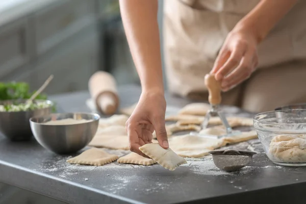 Mujer Haciendo Sabrosos Ravioles Mesa —  Fotos de Stock