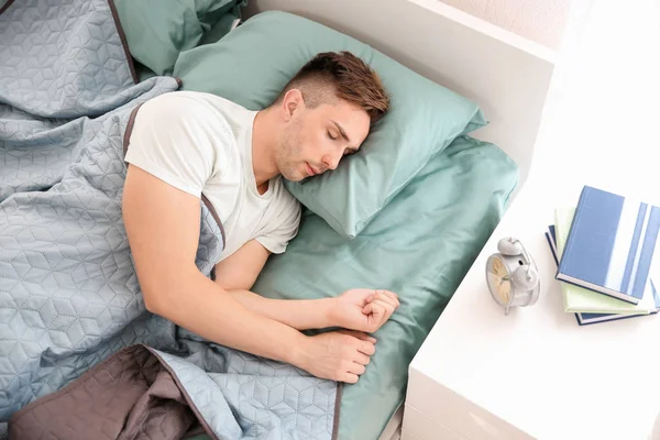 Stilig Man Sover Sängen Hemma — Stockfoto