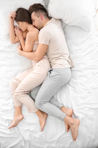 在家里睡觉的年轻夫妇 — 图库照片