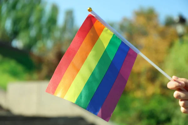 Mujer Sosteniendo Arco Iris Bandera Lgbt Aire Libre — Foto de Stock