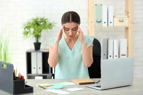 Mujer Que Sufre Dolor Cabeza Cargo — Foto de Stock