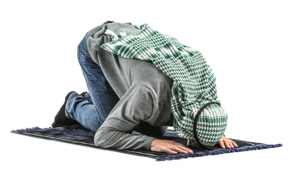 Junger Muslimischer Mann Betet Auf Weißem Hintergrund — Stockfoto