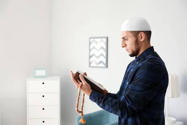 Young Muslim Man Koran Praying Home — Stock Photo, Image