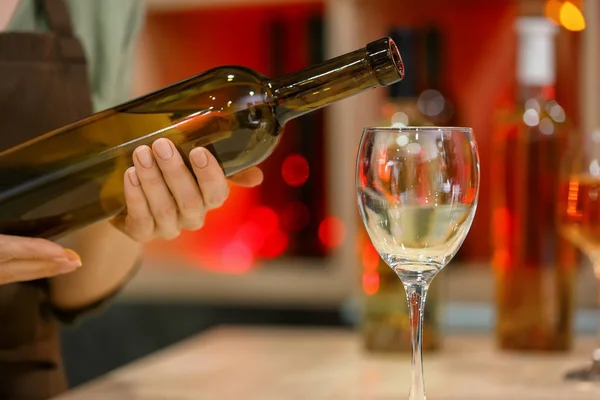 Barman Hembra Verter Vino Botella Vidrio Mostrador — Foto de Stock