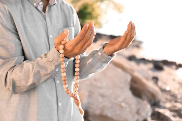 Fiatal Muszlim Férfi Imádkozik Szabadban — Stock Fotó