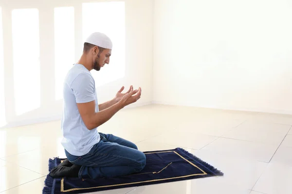 Молодий Мусульманин Молиться Вдома — стокове фото