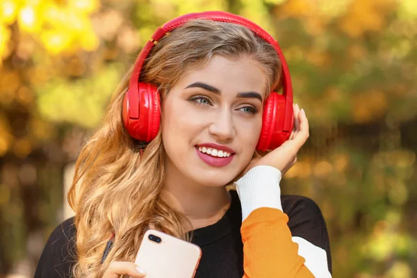 Hermosa Joven Escuchando Música Parque Otoño —  Fotos de Stock