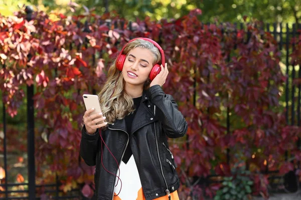 Beautiful Young Woman Listening Music Autumn Park — Stock Photo, Image