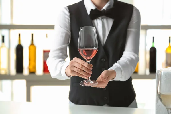 Camarero Con Copa Vino Bar — Foto de Stock