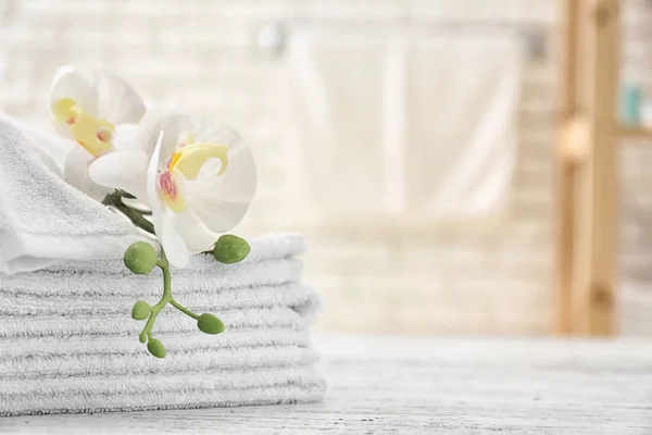 Towels Flowers Light Table — Stock Photo, Image