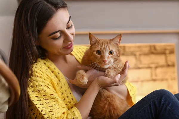 Mujer Con Gato Lindo Descansando Cerca Chimenea — Foto de Stock