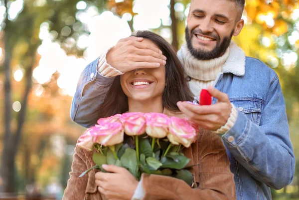 Junger Mann Macht Seiner Geliebten Herbstpark Einen Heiratsantrag — Stockfoto