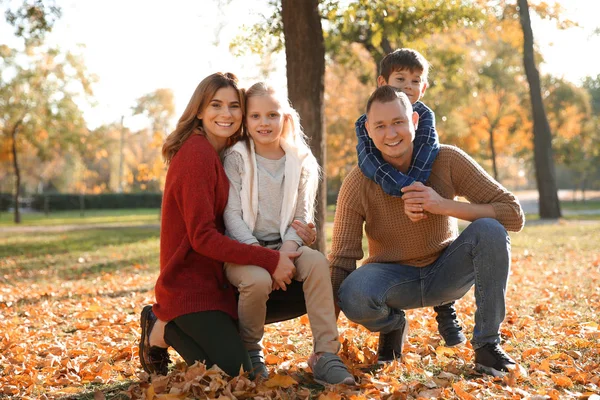 Portrait Happy Family Autumn Park — Stock Photo, Image