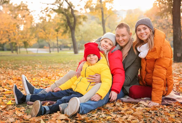 Szczęśliwa Rodzina Jesiennym Parku — Zdjęcie stockowe