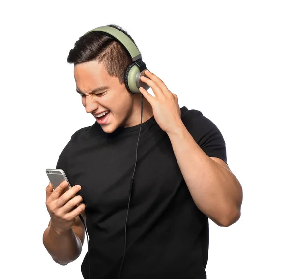 Joven Escuchando Música Sobre Fondo Blanco —  Fotos de Stock