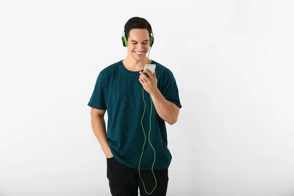 白い背景で音楽を聴く若い男 — ストック写真