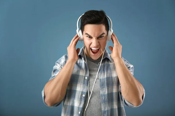 Jeune Homme Émotionnel Écoutant Musique Sur Fond Couleur — Photo
