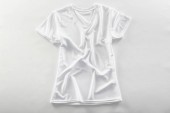prázdné tričko na bílém pozadí
