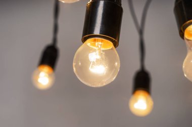 Gri arka plan üzerinde parlayan ışık Ampüller
