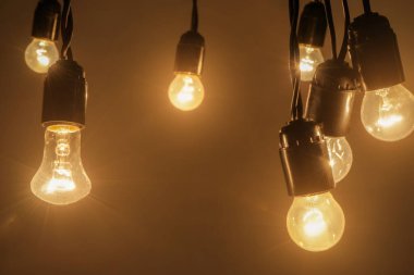 Koyu arkaplanda parlayan ampuller