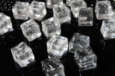 Koyu arkaplanda buz küpleri