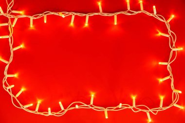 Noel ışıkları kırmızı arka plan, üstten görünüm