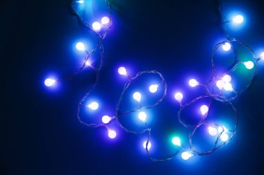 Noel ışıkları karanlık arka planda, üstten görünüm
