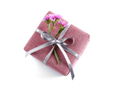 Beyaz arka planda çiçekler olan güzel hediye kutusu.
