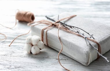 Hediye kutusu ile ışık ahşap masa pamuk çiçek