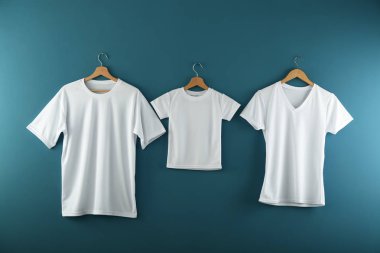 Askıları ile renk arka plan üzerinde boş beyaz t-shirt