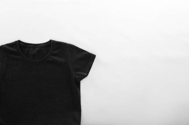 Beyaz zemin üzerine boş siyah t-shirt