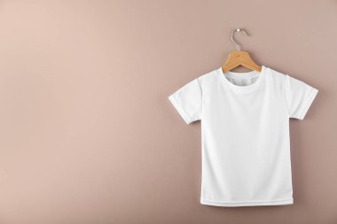 Askı renk arka plan üzerinde boş beyaz t-shirt ile