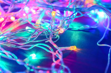 Karanlık arka planda parlayan Noel ışıkları, yakın plan