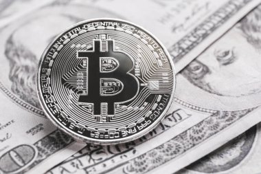 Doları banknot üzerinde gümüş bitcoin