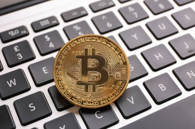 Pc klavye üzerinde altın bitcoin