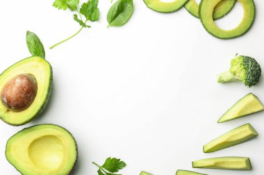 Beyaz zemin üzerine dilimlenmiş avokado çerçeve yaptı