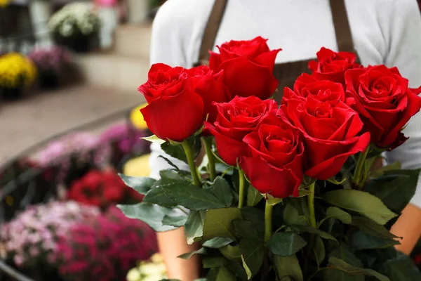 Saleswoman Holding Bouquet Beautiful Roses Shop — Stock Photo, Image