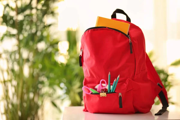 Mochila Con Útiles Escolares Sobre Fondo Natural —  Fotos de Stock