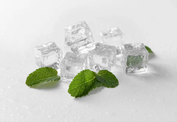 Ледяные Кубики Листья Мяты Белом Фоне — стоковое фото