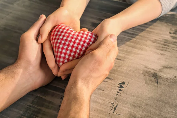 Amante Joven Pareja Sosteniendo Corazón Tela Sobre Fondo Gris — Foto de Stock